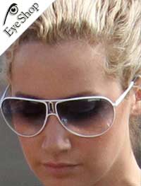  Ashley-Tisdale con occhiali da sole Carrera Gipsy
