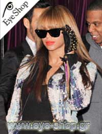  Beyonce Knowless con occhiali da sole RayBan 2140 Wayfarer