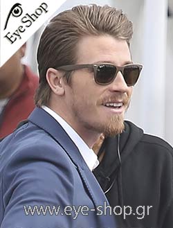  Garrett-Hedlund con occhiali da sole Rayban 4195
