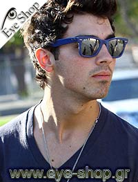 Joe-Jonas con occhiali da sole RayBan 2140 Wayfarer