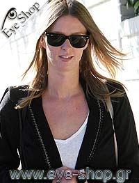  Nicky-Hilton con occhiali da sole RayBan 2140 Wayfarer