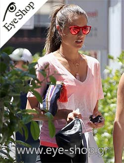  Alessandra Ambrosio con occhiali da sole rayban erika 4171