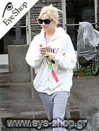  Ashley-Tisdale con occhiali da sole Prada 04MS