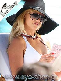  Britney-Spears con occhiali da sole Carrera JET 09