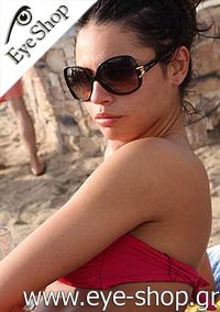  Dimitra-Aleksandraki con occhiali da sole Vogue 2665s