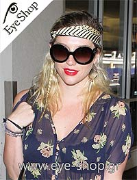  Kesha con occhiali da sole Prada 27NS