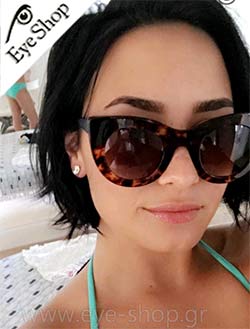  Demi-Lovato con occhiali da sole Kaleos KIDDO