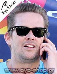  Mark-Mcgrath con occhiali da sole Rayban 2140 Wayfarer