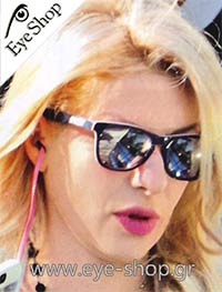  Eleni-Menegaki con occhiali da sole Oakley Frogskins LX 2043