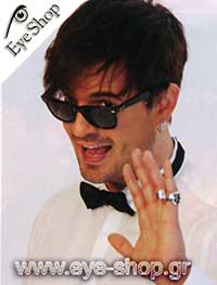 Nino con occhiali da sole RayBan 2140 Wayfarer