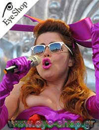  Paloma Faith con occhiali da sole Rayban 3016 clubmaster