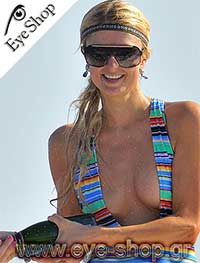  Paris-Hilton con occhiali da sole Dolce Gabbana 2068