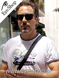  Robert Downey JR con occhiali da sole Oakley holbrook 9102