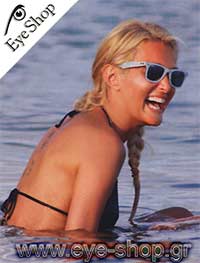 Natassa Theodoridou con occhiali da sole RayBan 2140 wayfarer