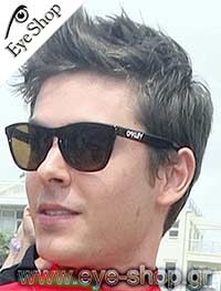  Zac Efron con occhiali da sole Oakley frogskins 9013