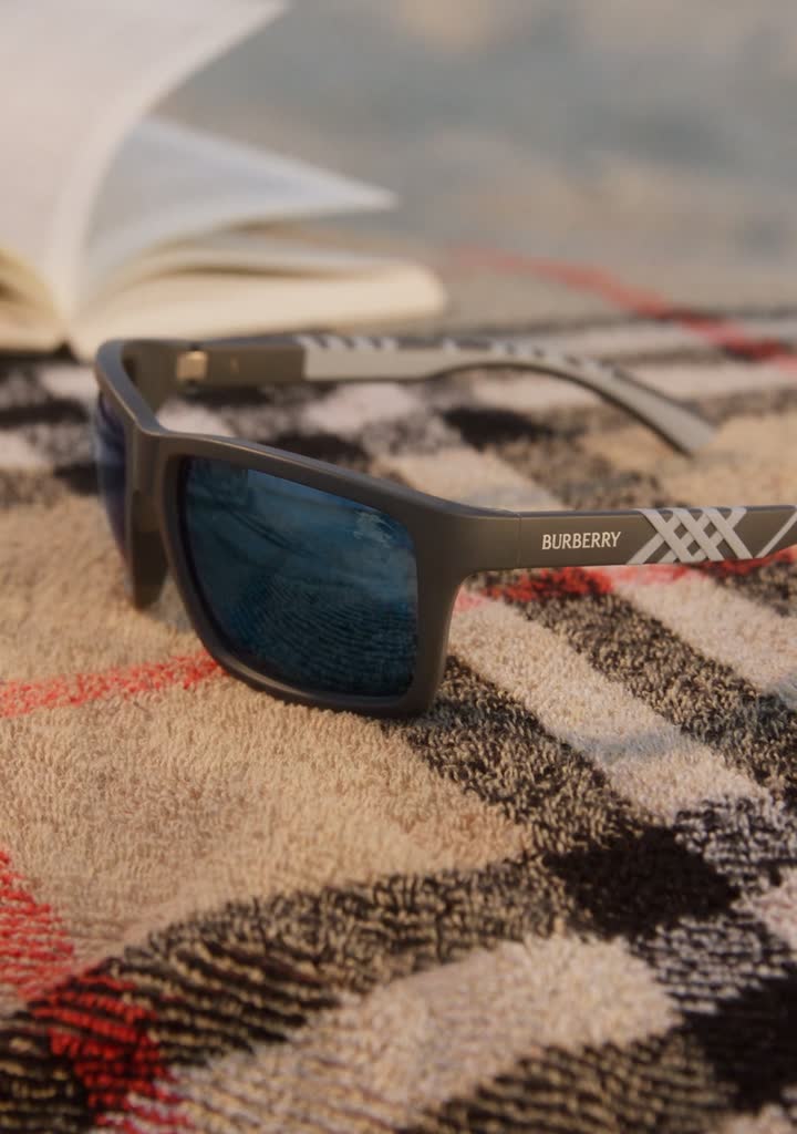 Burberry nuova collezione SS26 — montatura in acetato premium con dettagli heritage