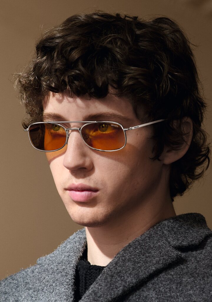 Prada FW26 — Occhiali da sole uomo PR D59S con montatura in metallo                                                                                                                                                                                        — PRADA