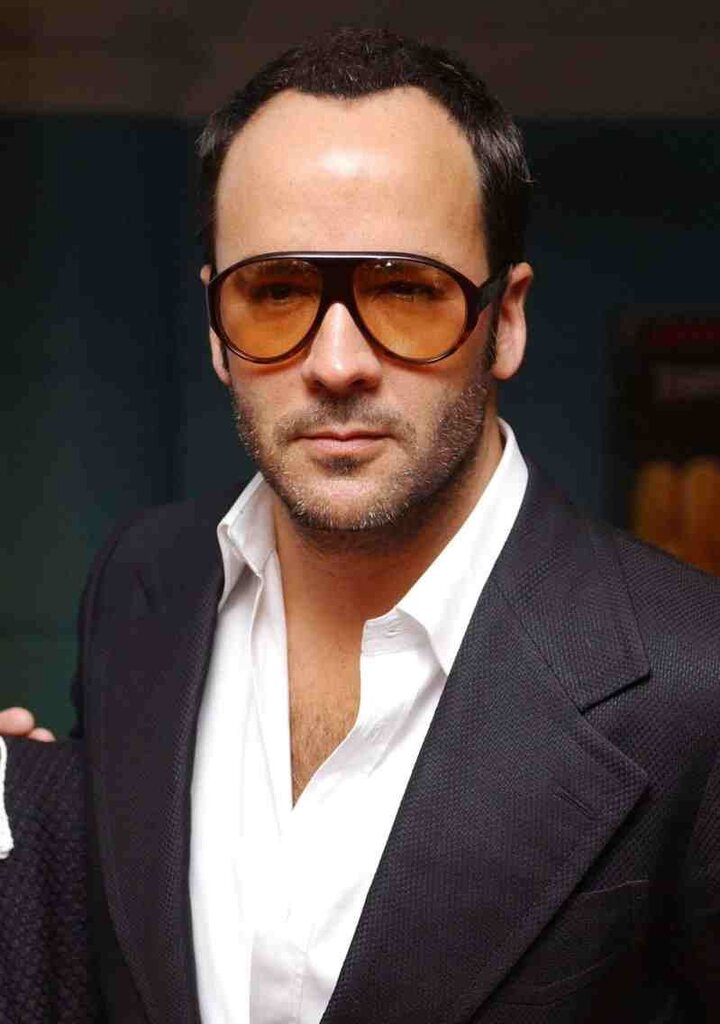 Lo stilista Tom Ford con l'aviator Islay — occhiali da sole con lenti sfumate ambra, collezione FW26