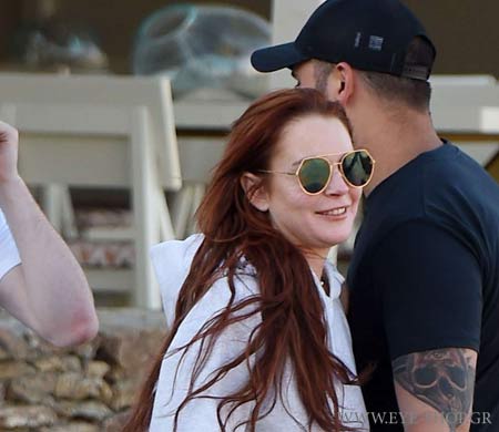 Linsay Lohan με γυαλιά Fendi στη Μυκονο