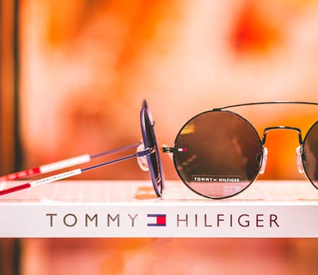 έα συλλογή γυαλιών ηλίου Tommy Hilfiger 2019. Η συλλογή γυαλιών Tommy Hilfiger ενσαρκώνει τον ιδιαίτερο σχαδιασμό του brand που έχει γίνει παγκόσμιο σύμβολο του αμερικανικού πνεύματος. Τα γυαλιά έχουν σχεδιαστεί ειδικά με μια κλασική αλλά σύγχρονη αίσθηση που αντικατοπτρίζει το ύφος του Tommy Hilfiger.