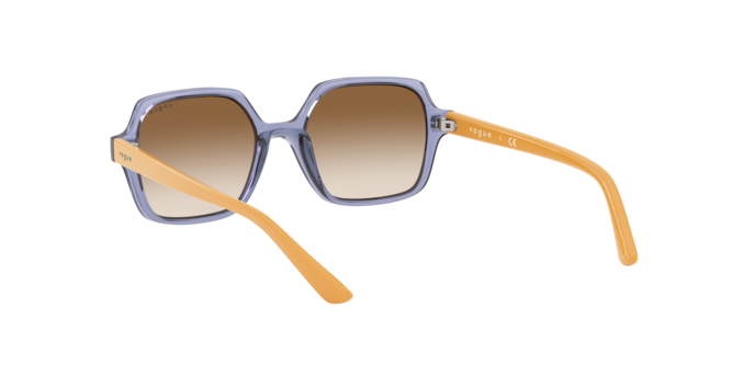 Vogue Junior 2006 283713 360 visione