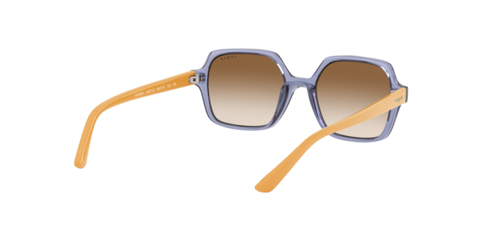 Vogue Junior 2006 283713 360 visione