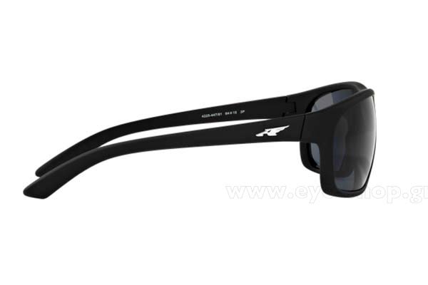 Arnette modello BURNOUT 4225 di colore 447/81 Polarized