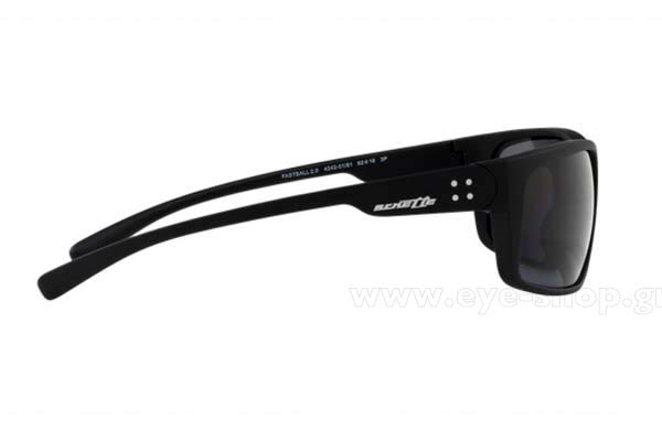 Arnette modello FASTBALL 2.0 4242 di colore 01/81 Polarized