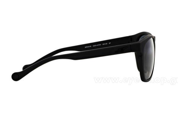 Arnette modello GROOVE 4203 di colore 447/81 Polarized