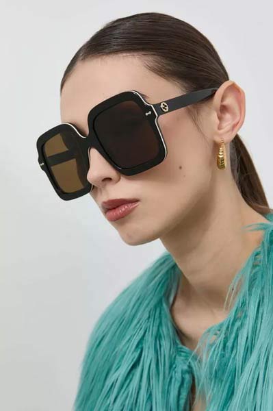 Gucci modello GG1241S di colore 001