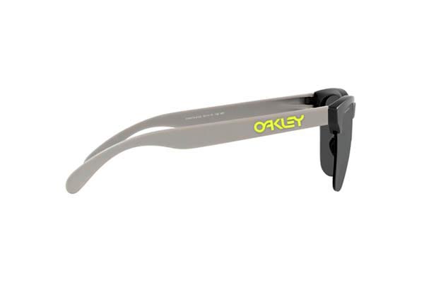 OAKLEY modello 9374 FROGSKINS LITE di colore 937451