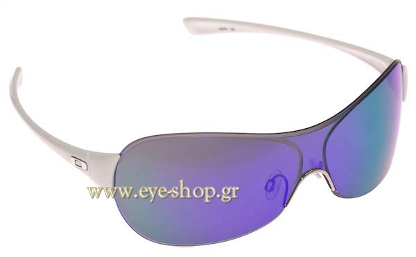  Lewis-Hamilton wearing sunglasses Oakley conduct 9071