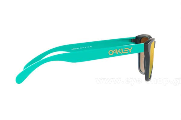 Oakley Junior modello Frogskins XS 9006 di colore 10