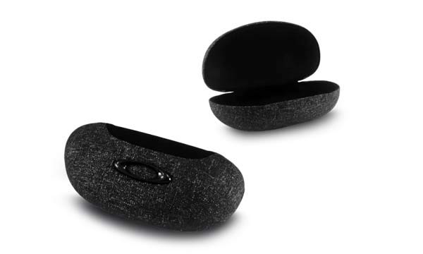 Oakley modello Oakley Vaults di colore 18 Lifestyle ellipse o ac case grey-black