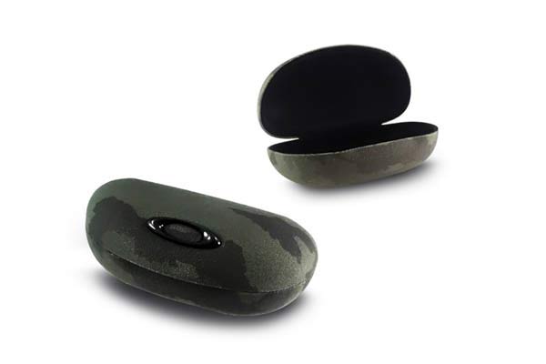 Oakley modello Oakley Vaults di colore 22 Lifestyle ellipse o ac case green camo