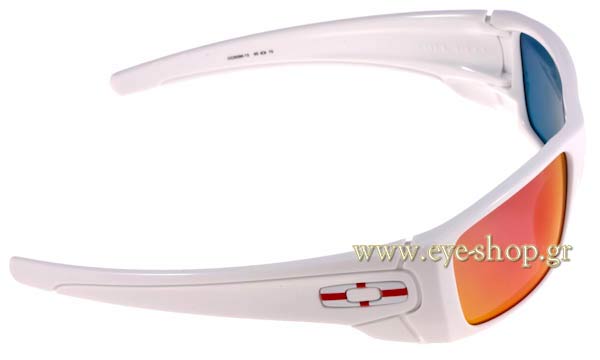 Oakley modello Fuel Cell 9096 di colore 15 England - ruby iridium