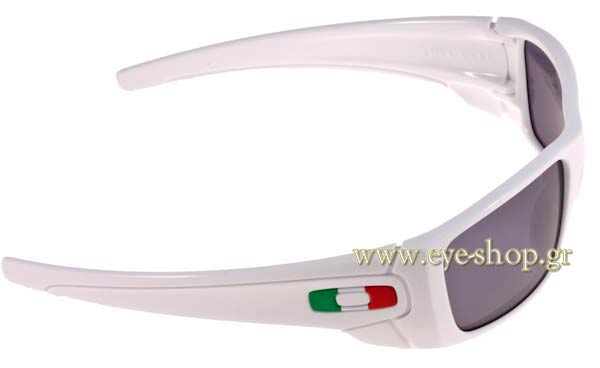 Oakley modello Fuel Cell 9096 di colore 16 Italy - black iridium