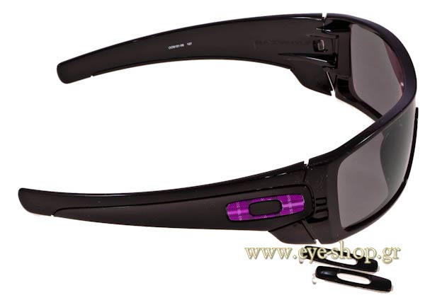 Oakley modello BATWOLF 9101 di colore 08