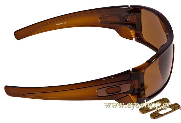 Oakley modello BATWOLF 9101 di colore 02