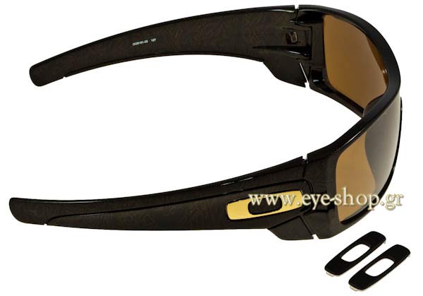 Oakley modello BATWOLF 9101 di colore 03 Polarized