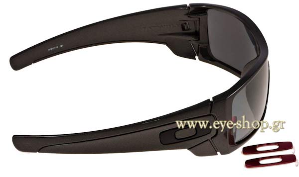 Oakley modello BATWOLF 9101 di colore 05 Black Iridium Polarized