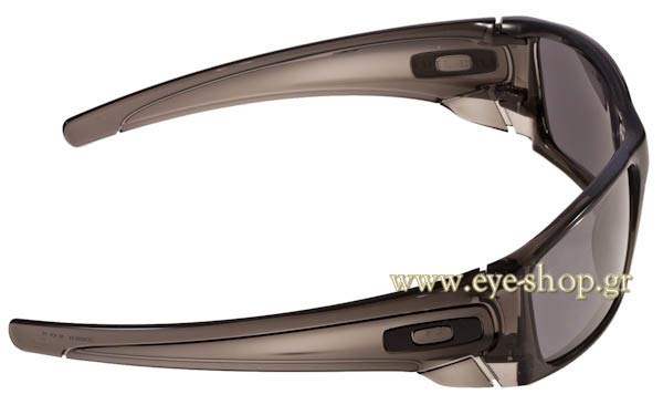 Oakley modello Fuel Cell 9096 di colore 54 Grey Smoke-Black Iridium