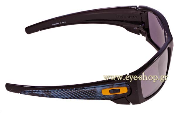 Oakley modello Fuel Cell 9096 di colore 53 MaxFearLight
