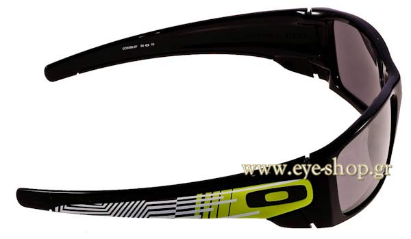Oakley modello Fuel Cell 9096 di colore 57 Deuce Coupe Collection