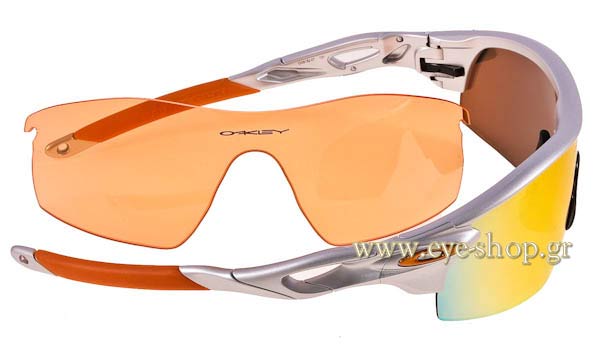 Oakley modello Radarlock di colore 9182 07 Silver - Fire Iridium Polarized