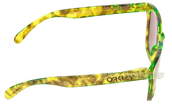 Oakley modello Frogskins 9013 di colore 24-310 Acid Tortoise Green-Emerald Iridium