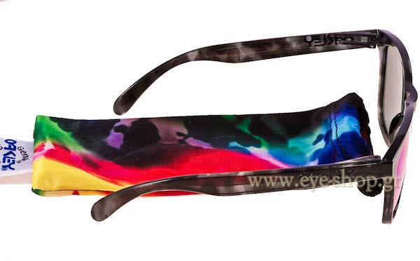 Oakley modello Frogskins 9013 di colore 24-313