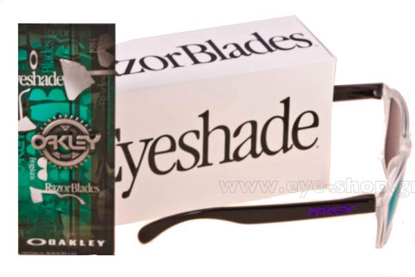 Oakley modello Frogskins 9013 di colore 24-419 Matte Clear - Violet 30 Years