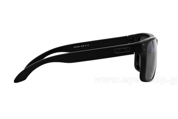 Oakley modello Holbrook 9102 di colore 62 Matte Black - Polarized