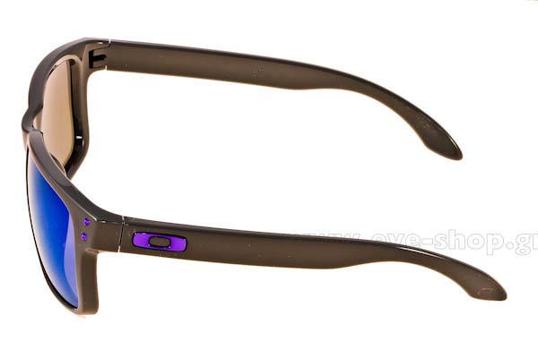 Oakley modello Holbrook 9102 di colore 76 Dark Grey - Violet Iridium